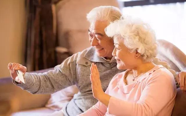 我花了7988给爸爸买了个iPhone7，超过了我一个月的工资