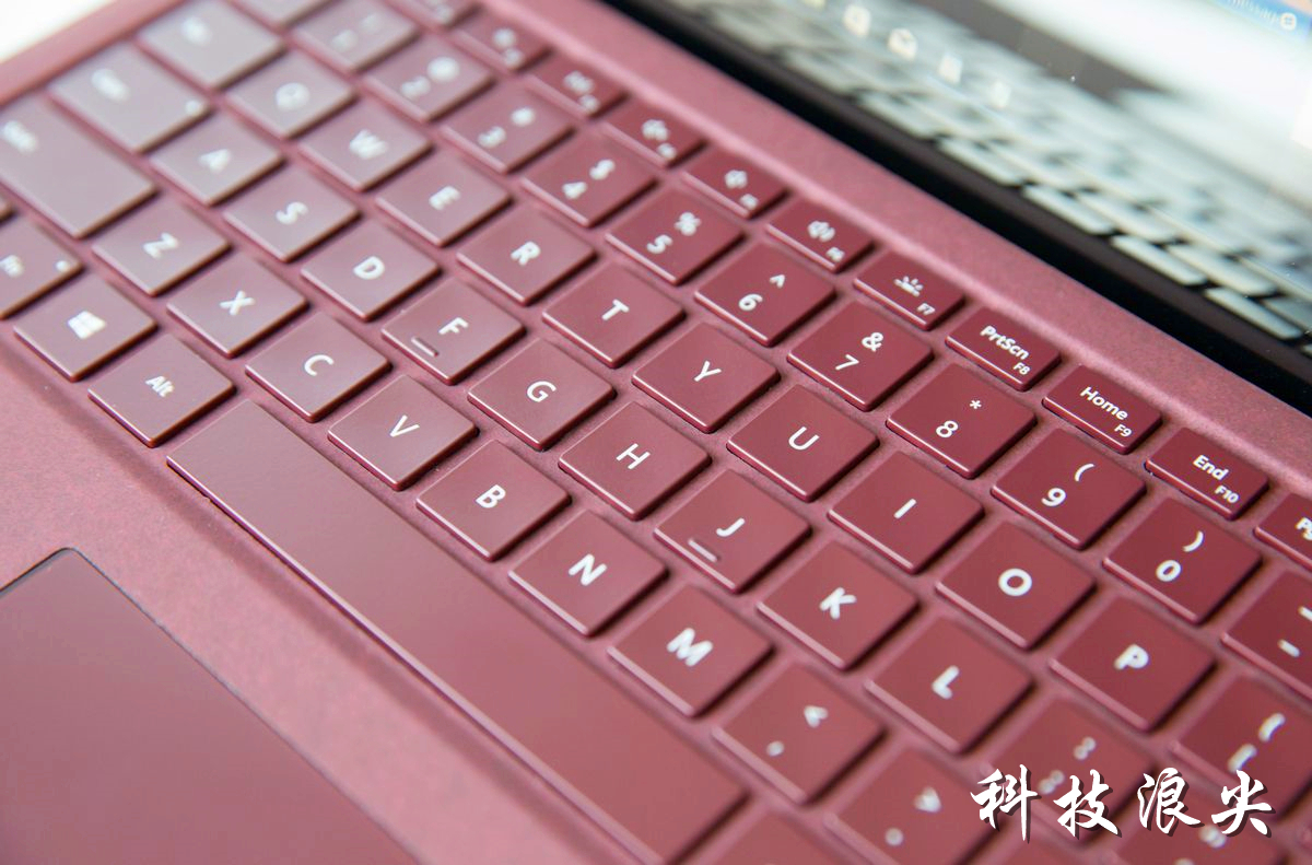 微软首款笔记本电脑评测：颜值和逼格我给9分，还买MacBook装Windows系统的真是不可思议
