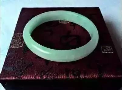 5000元糯种翡翠手镯,荧光灯下翡翠手镯里有亮点