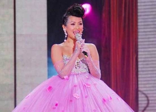 萨顶顶假唱话筒拿反是哪年,萨顶顶拿反话筒假唱事件始末