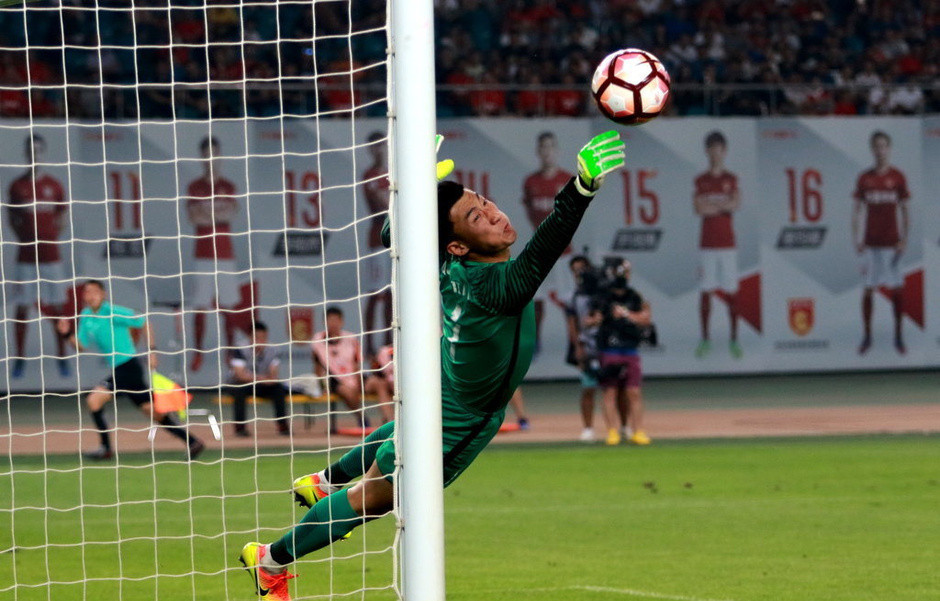 卡帅抱怨草皮完全视频,卡帅霸气回应外援