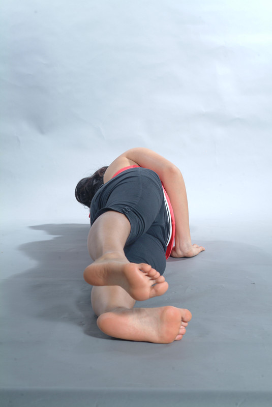 侧卧踢腿支撑普拉提动作,普拉提单踢腿的正确做法