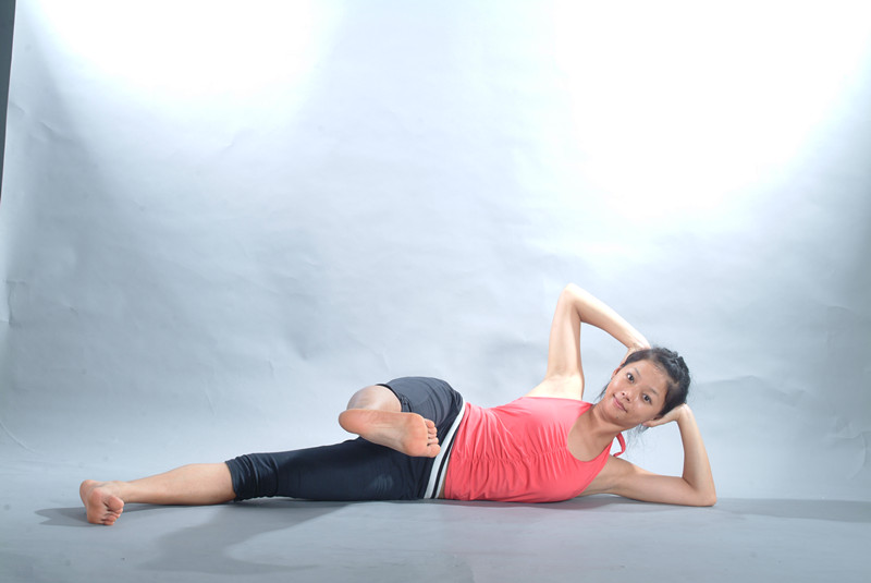 侧卧踢腿支撑普拉提动作,普拉提单踢腿的正确做法