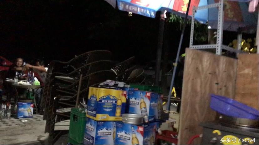 夜幕降临喧嚣的城市,夜幕下的小城喧嚣无比颇具特色