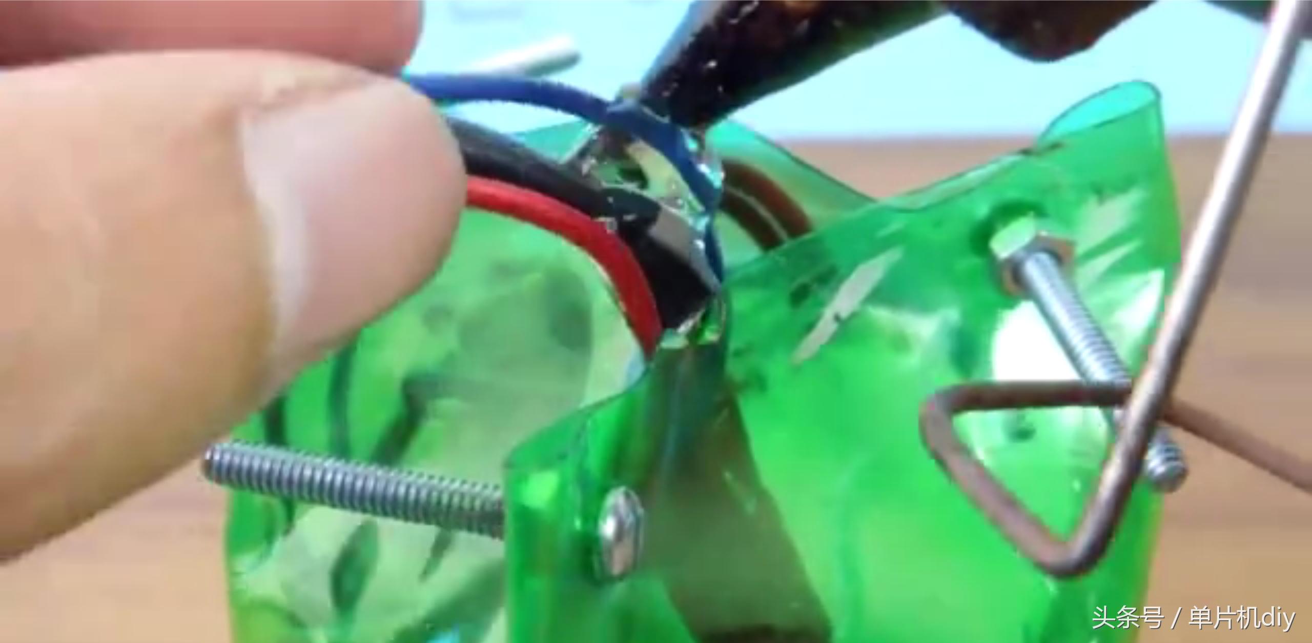 几个电子元件自制220v转12v电源,自制简单的12v充电器充满电就转灯