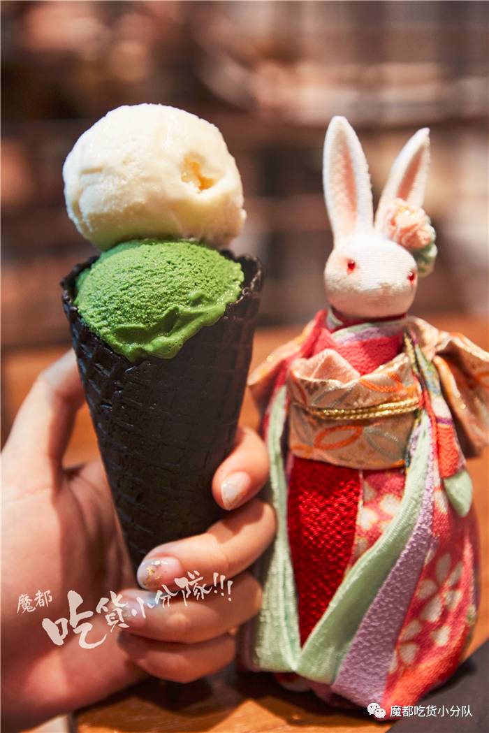 净往自己脸上贴金的冰激凌，还挺红