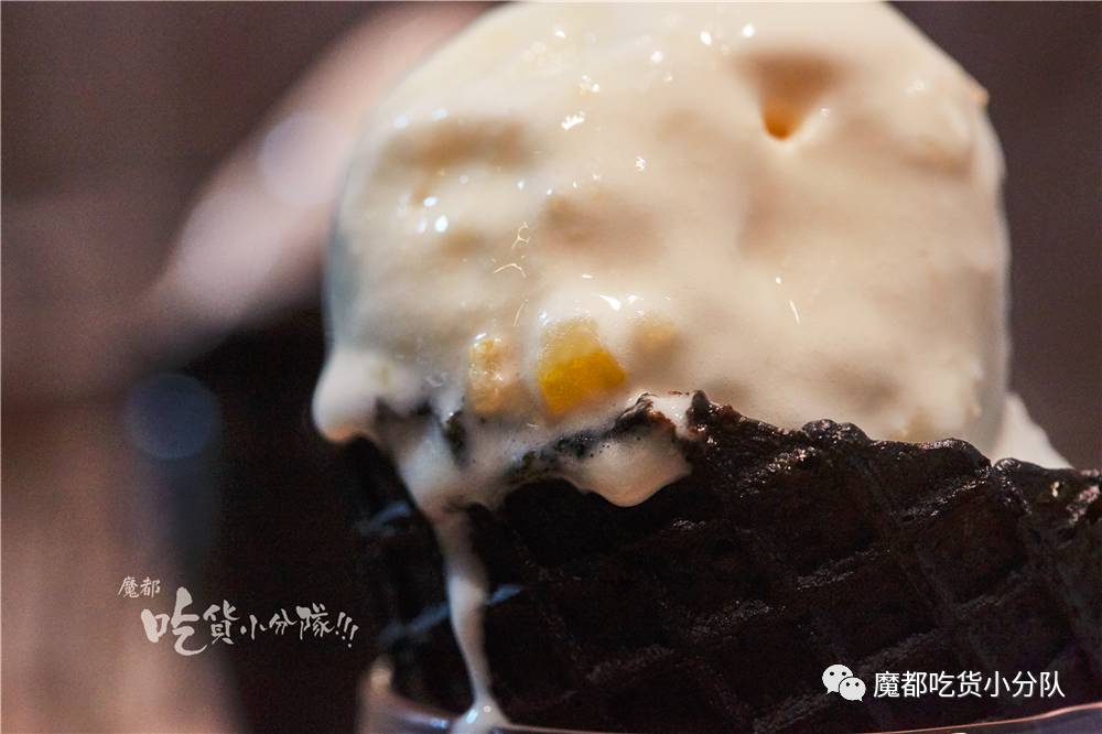 净往自己脸上贴金的冰激凌，还挺红