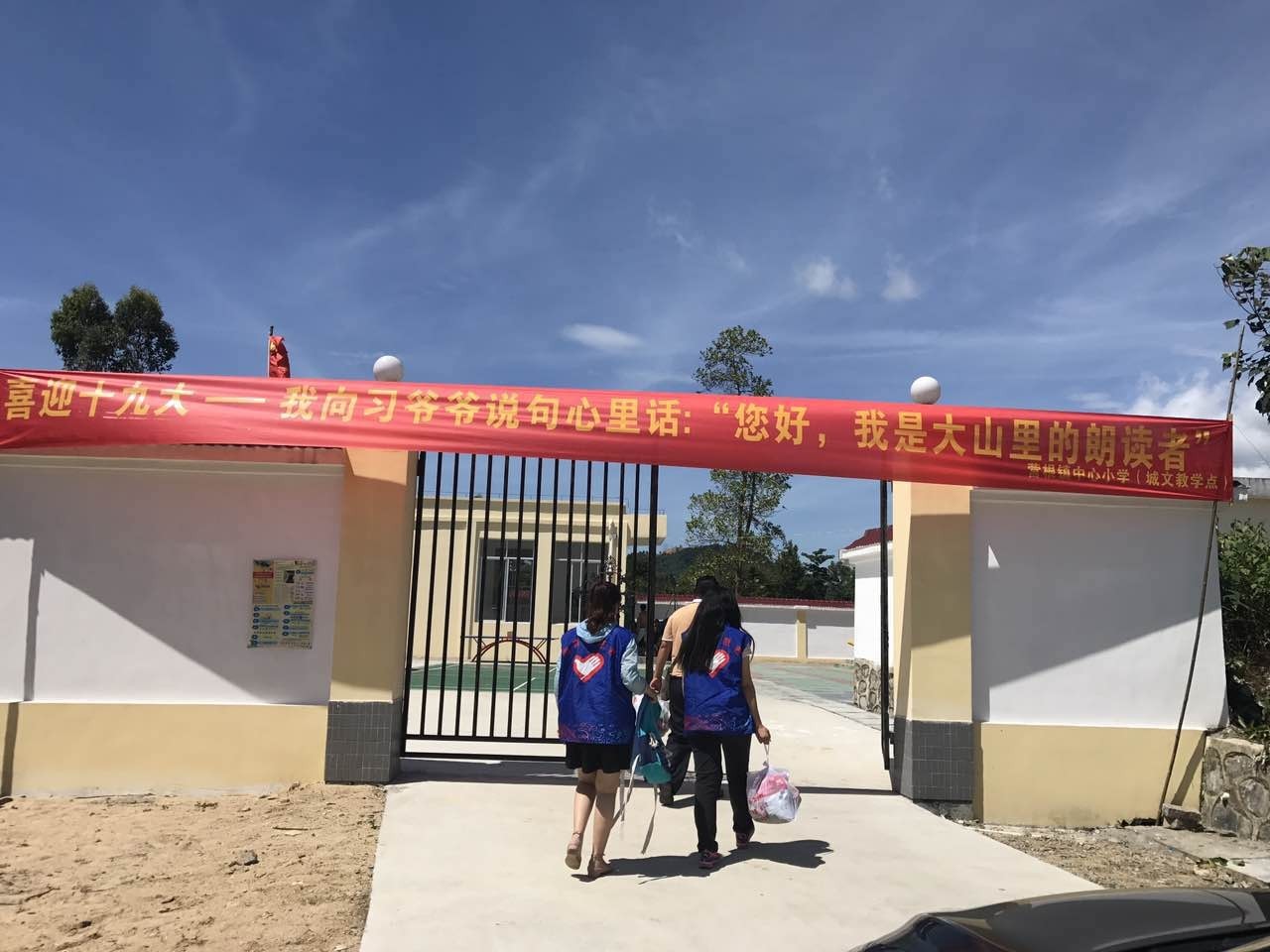 六一戴红领巾仿佛自己回到了童年,戴红领巾庆祝六一