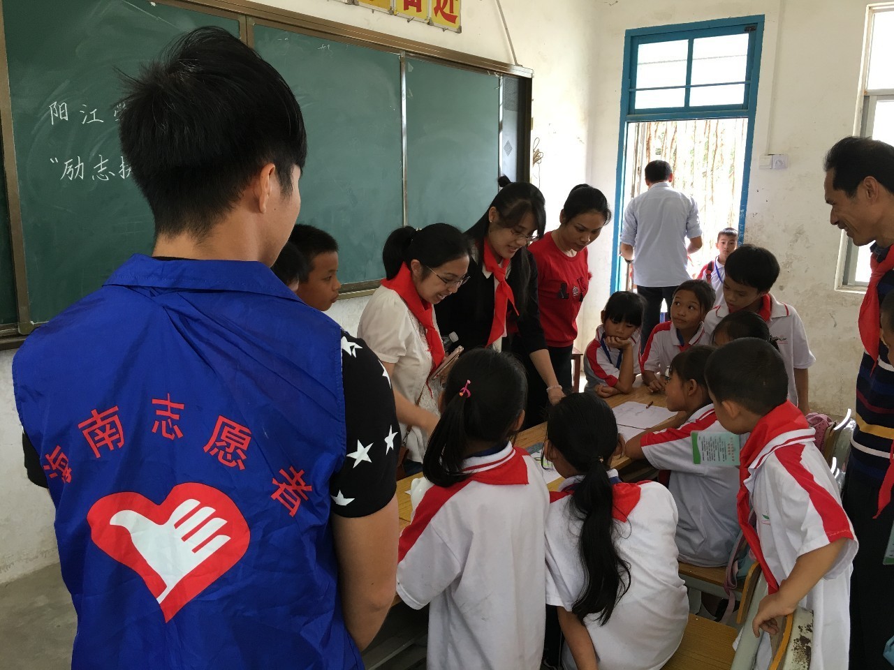 六一戴红领巾仿佛自己回到了童年,戴红领巾庆祝六一