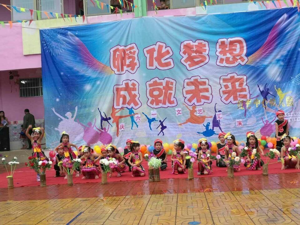 六一戴红领巾仿佛自己回到了童年,戴红领巾庆祝六一