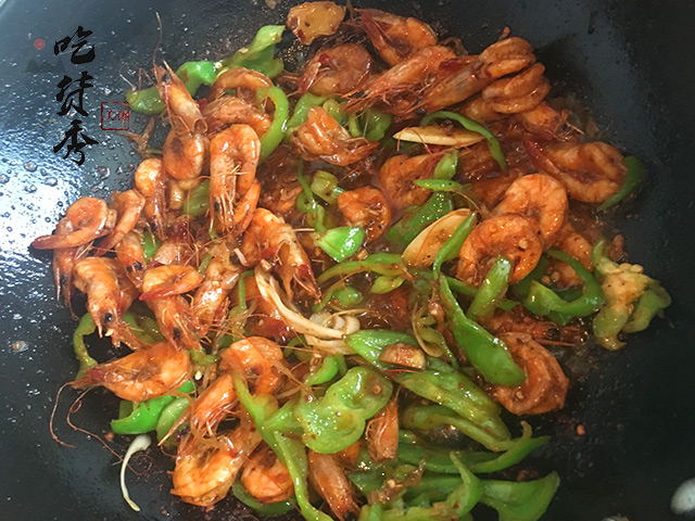 你肯定没有吃过这样的基围虾！因为调料和烹饪步骤不一样，今天手把手教你怎么去做