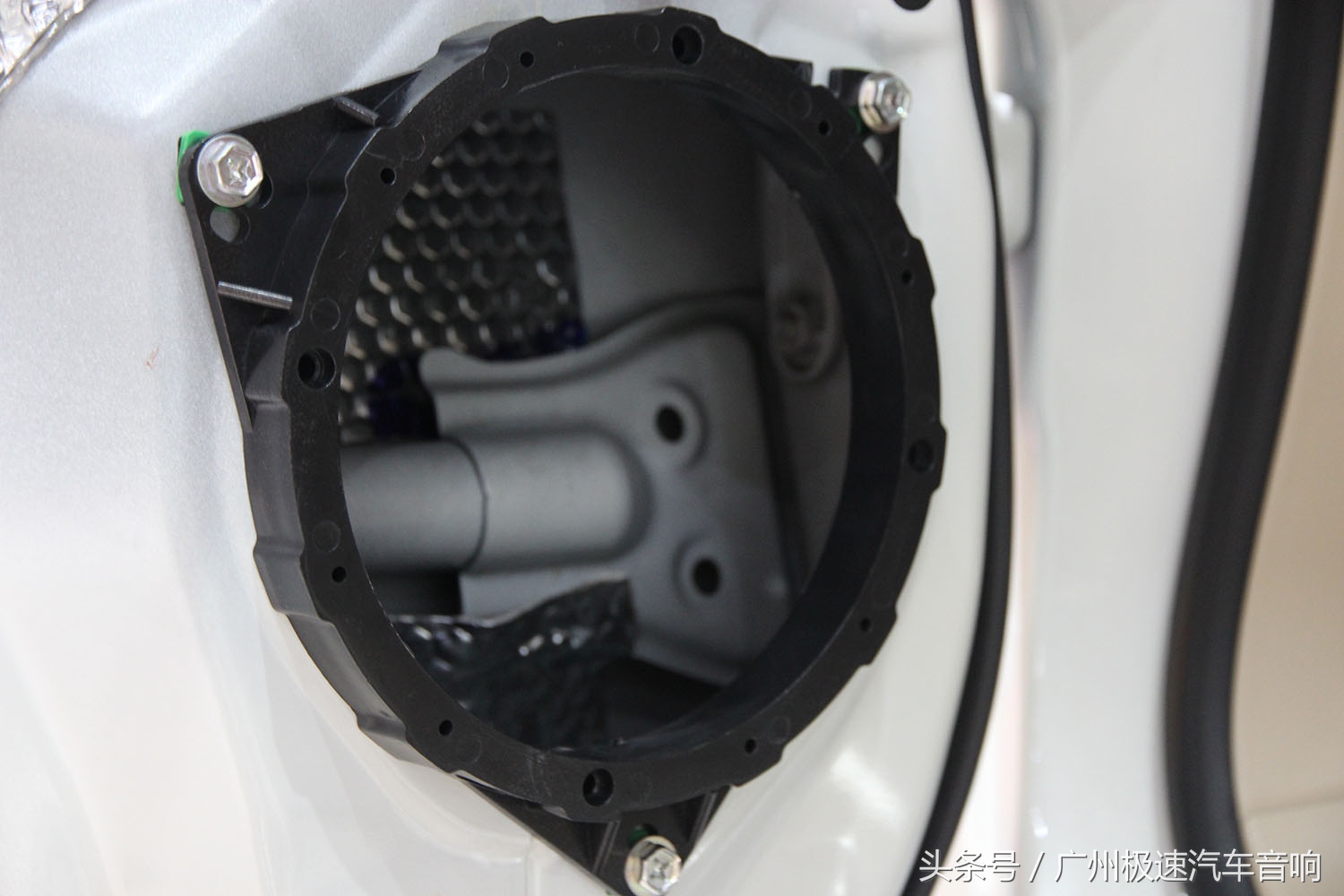 理智的征服越野三兄弟：老大哥兰德酷路泽，享受音响的魅力