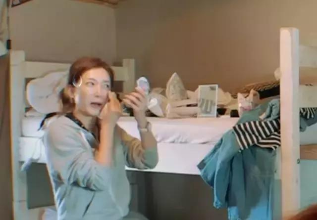 杨幂江疏影金色鞋,江疏影花少白色鞋子同款