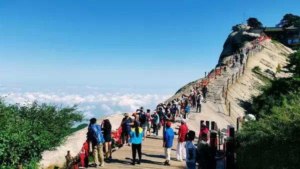 暑假爬华山需要准备什么,暑假周末登华山的人更多吗