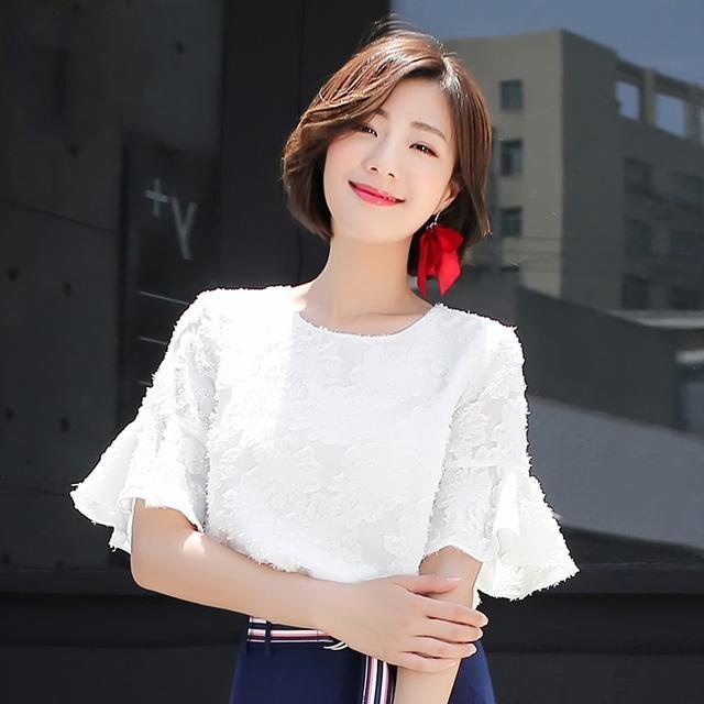 打破单调和枯燥的雪纺衫,雪纺衫能够随意切换各种风格