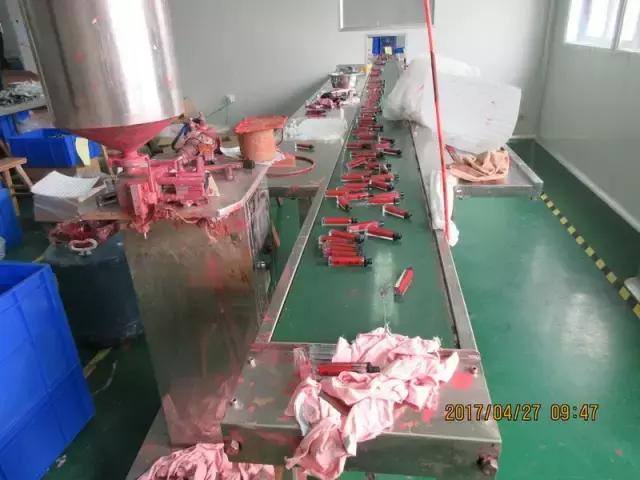 惊心！你高价代购的资生堂、欧莱雅、倩碧可能是假的！化工桶装满不知名原料，成本仅几毛钱！