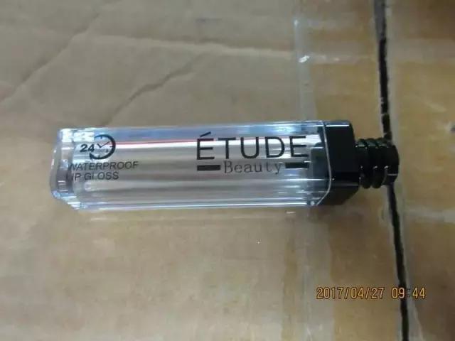 惊心！你高价代购的资生堂、欧莱雅、倩碧可能是假的！化工桶装满不知名原料，成本仅几毛钱！