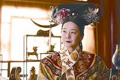 他让慈禧躺在床上吐舌头她只能点头乖乖照做太监们纷纷回避