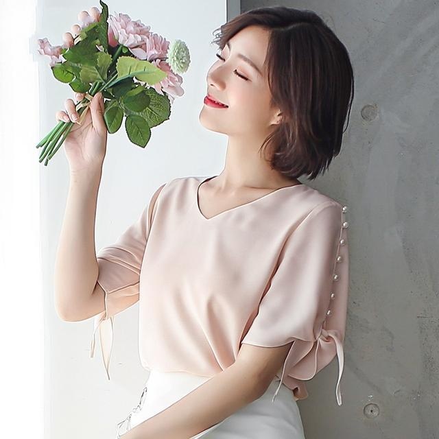 打破单调和枯燥的雪纺衫,雪纺衫能够随意切换各种风格