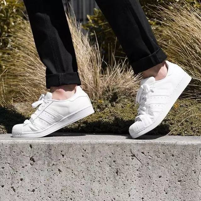 给女生选择最好看的球鞋 (男生帮女生穿什么球鞋)