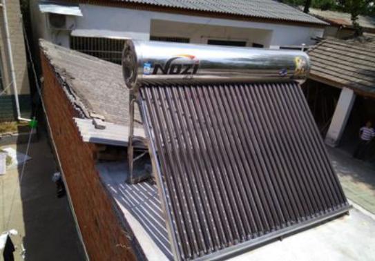 天热傻邻居用棉被包着太阳能热水器，本来我笑他，爆管时我后悔了