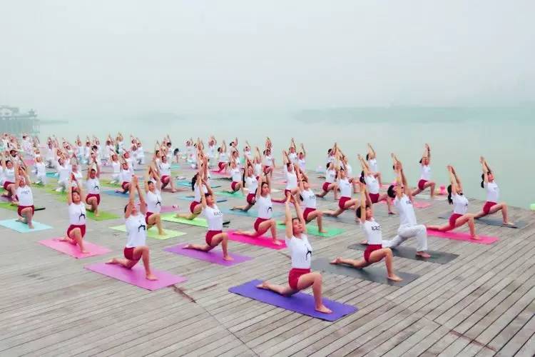 美翻了！数百人齐秀瑜伽，“绘”成宛陵湖畔最美风景！