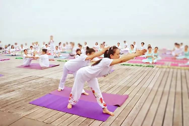 美翻了！数百人齐秀瑜伽，“绘”成宛陵湖畔最美风景！