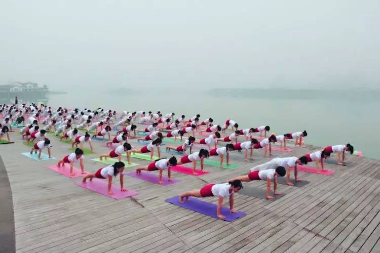 美翻了！数百人齐秀瑜伽，“绘”成宛陵湖畔最美风景！