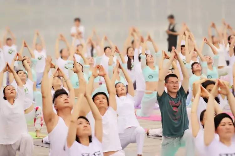 美翻了！数百人齐秀瑜伽，“绘”成宛陵湖畔最美风景！