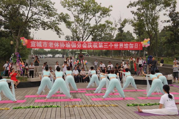 美翻了！数百人齐秀瑜伽，“绘”成宛陵湖畔最美风景！