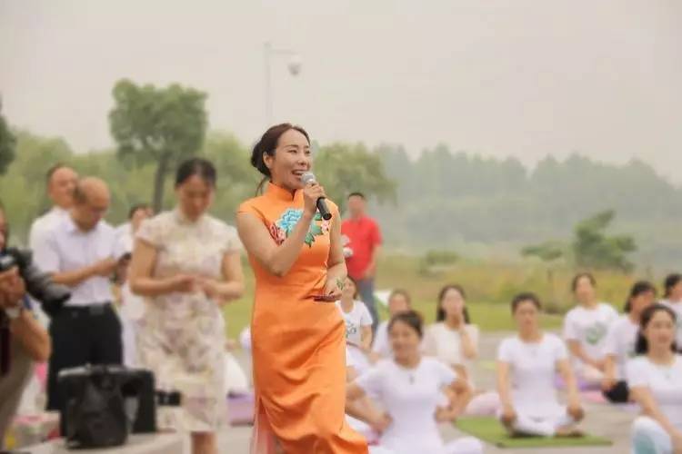 美翻了！数百人齐秀瑜伽，“绘”成宛陵湖畔最美风景！