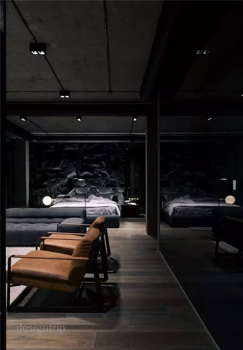 比黑更高级的灰,比高级灰更高级的高级黑