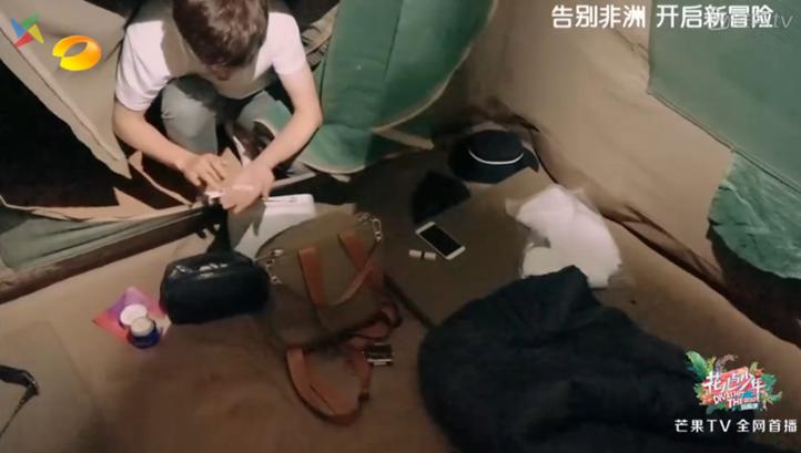 江疏影桃红色夏天防晒服,花少3江疏影古力娜扎快乐大本营