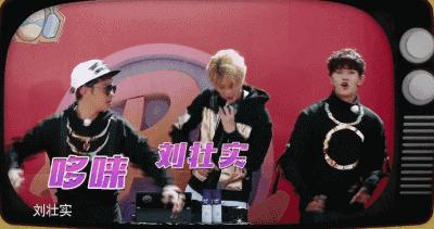 鹿晗玩魔方完全版,鹿晗还原魔方瞬间视频