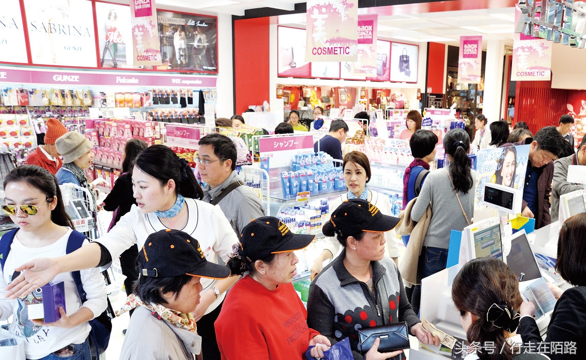 中国游客在日本抢购药品，日本商家被民众指责抬价