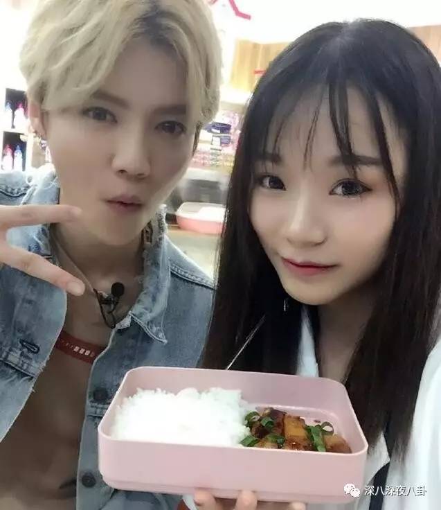 鹿晗玩魔方完全版,鹿晗还原魔方瞬间视频