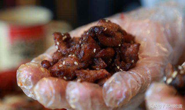 几个意思？去郑州南阳路吃海鲜,服务员你把菜倒桌上就跑？