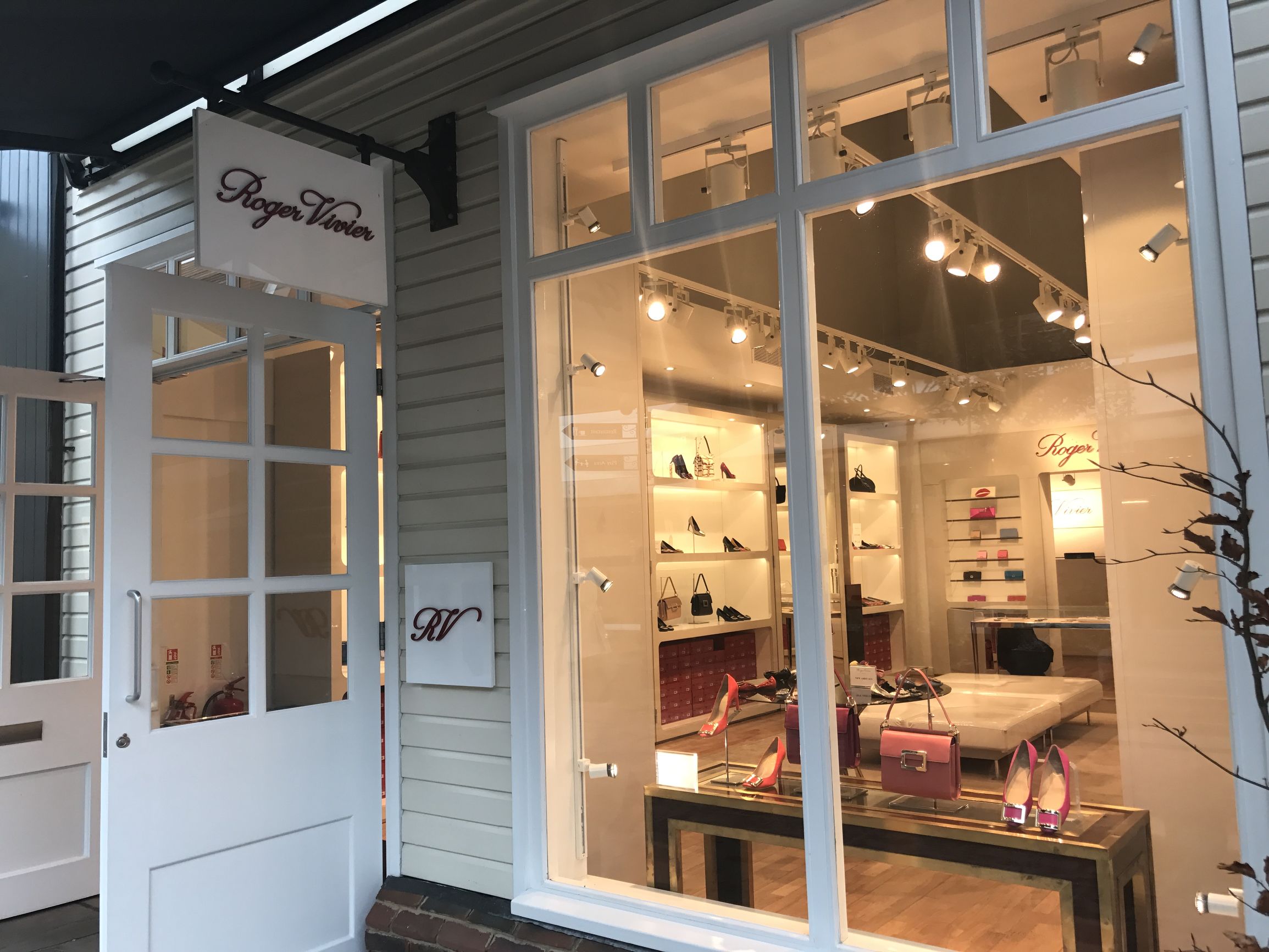 镶金边的高跟鞋！凯特妃最爱，老佛爷钦点，女星们集体买买买！