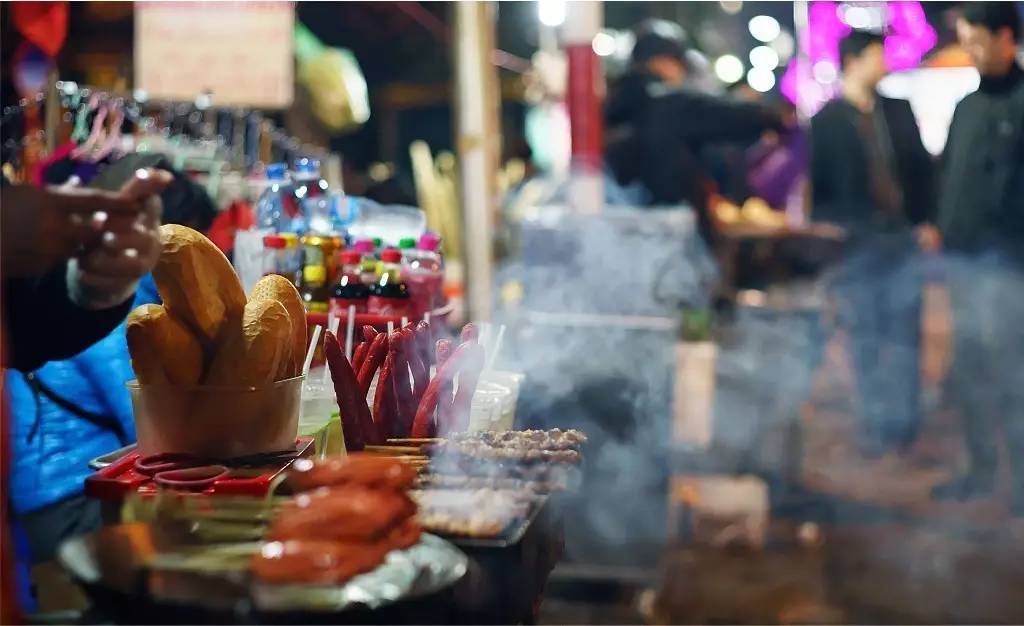 夜市烟火气息的背景音乐,夜市充满烟火气息的文案