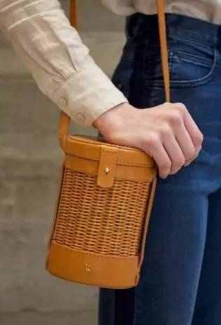 最近整个时尚圈都中了这个包包的毒！