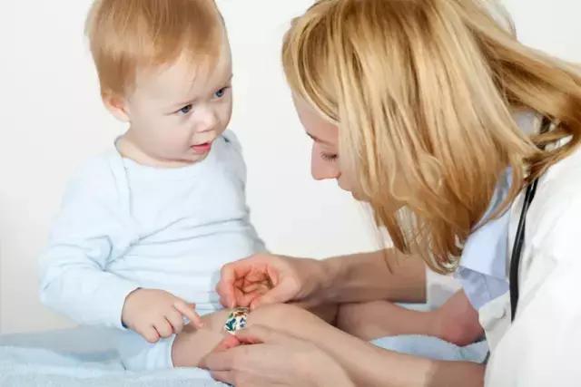 8个月宝宝发烧退热贴管用么,宝宝额头摔肿了用退烧贴能够吗