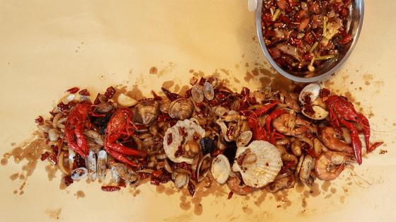 几个意思？去郑州南阳路吃海鲜,服务员你把菜倒桌上就跑？