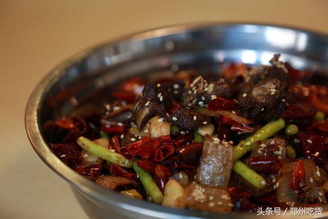 几个意思？去郑州南阳路吃海鲜,服务员你把菜倒桌上就跑？