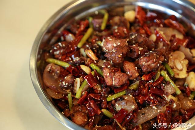 几个意思？去郑州南阳路吃海鲜,服务员你把菜倒桌上就跑？