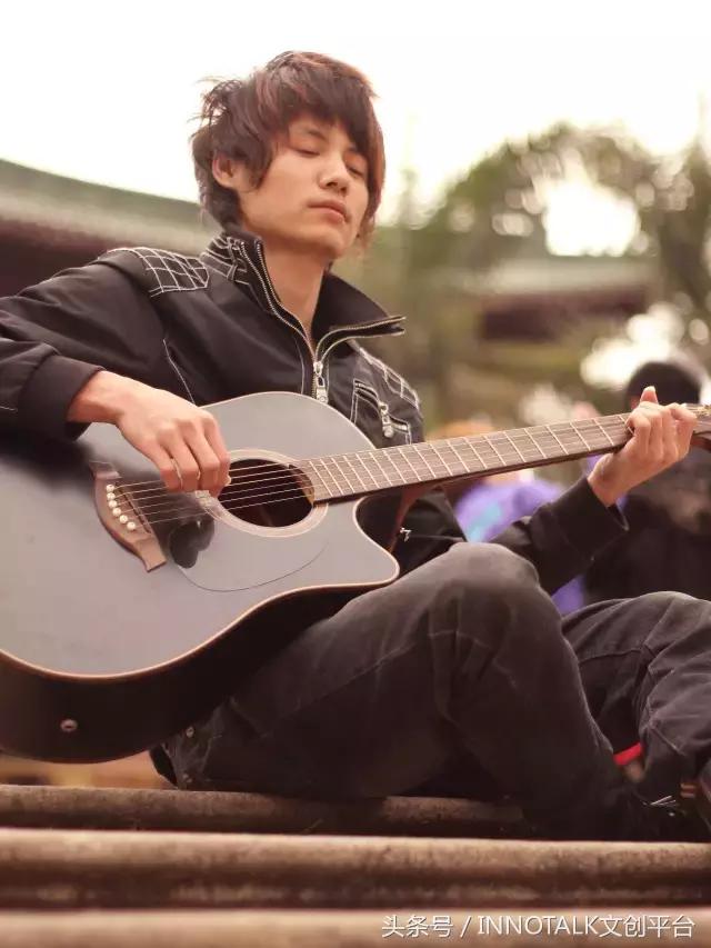 一个玩摇滚的大男生却始终戴着一串菩提项链，在*藏西**目睹了一整条河的六字真言，回来后他选择了当一个银匠人