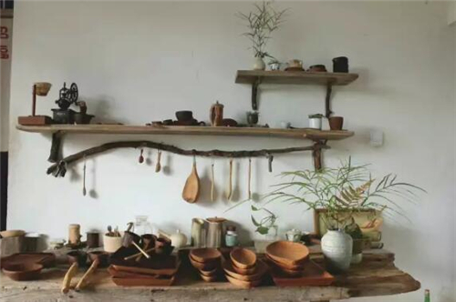 远离市区20公里住在月租600元的房子里，却能够在屋前看麦田，屋后看竹林，自给自足的生活是这样啊~