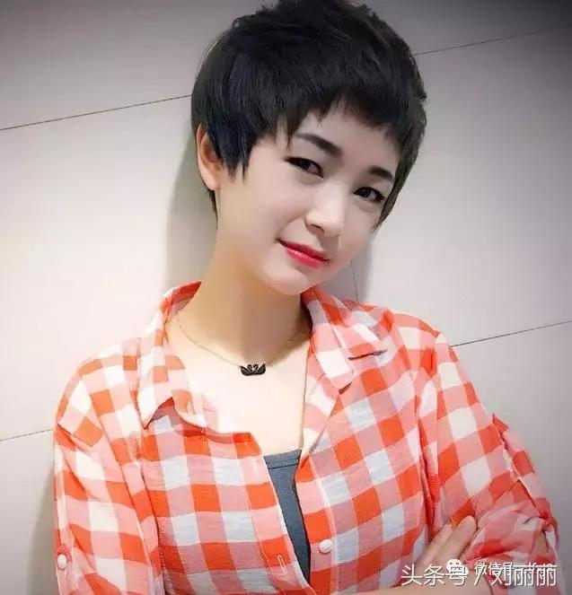 今年流行的发型中发,今年流行新式发型