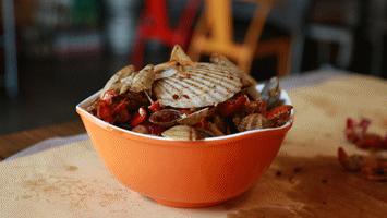 几个意思？去郑州南阳路吃海鲜,服务员你把菜倒桌上就跑？