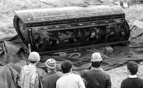 民间故事传说村口老井冒出棺材,出生时后山炸出棺材