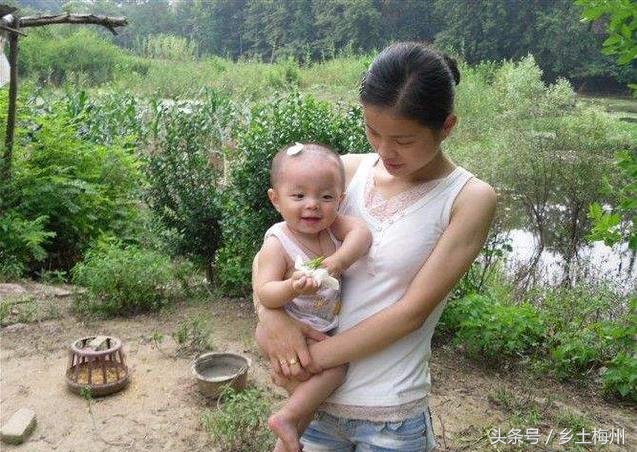 小孩长痱子能用艾草水洗吗,一岁宝宝长痱子能够洗十滴水吗